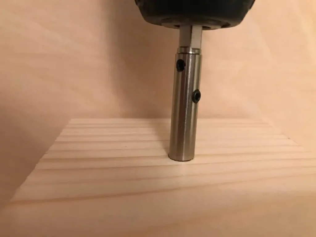 11穴深さは皿取りのテーパーが板の表面より下に潜り込んだら止めます